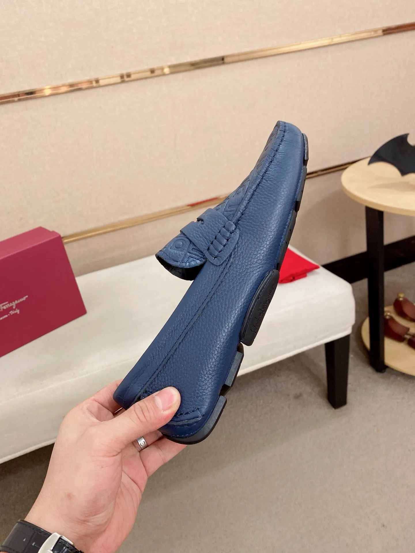 Men's shoes💰: 560💰High-end quality! Ferragamo🆕🆕Exclusive hot-selling products in stock🔥🔥New products on the shelves, high-quality Ferragamo men's pea shoes, high-end casual driving shoes, with complete packaging! 💪 💪 Material: imported first-layer pebbled cowhide 🐂 + imported high-quality water-dyed cowhide lining + wear-resistant outsole 👍🏻👍🏻 Features: high-end and comfortable, purely handmade 🚀 🚀 Create the perfect shoe that suits you best 🔥 🔥 Size: (38-44) 45 standard size can be customized!